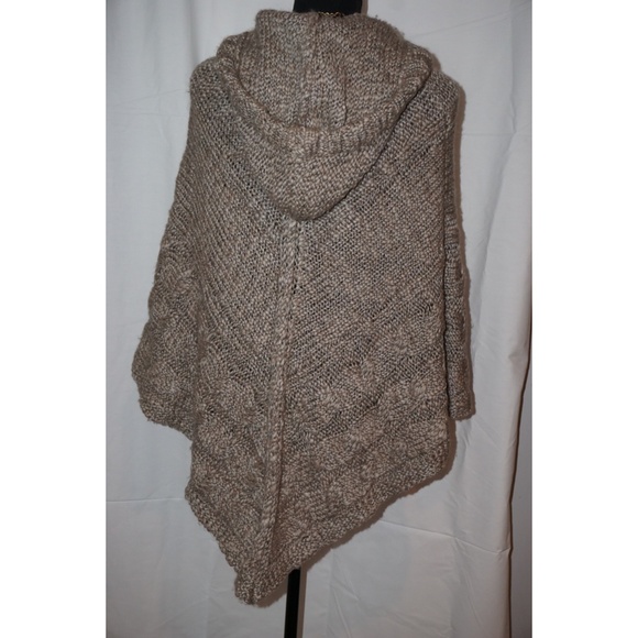 Knit poncho - Picture 2 of 3